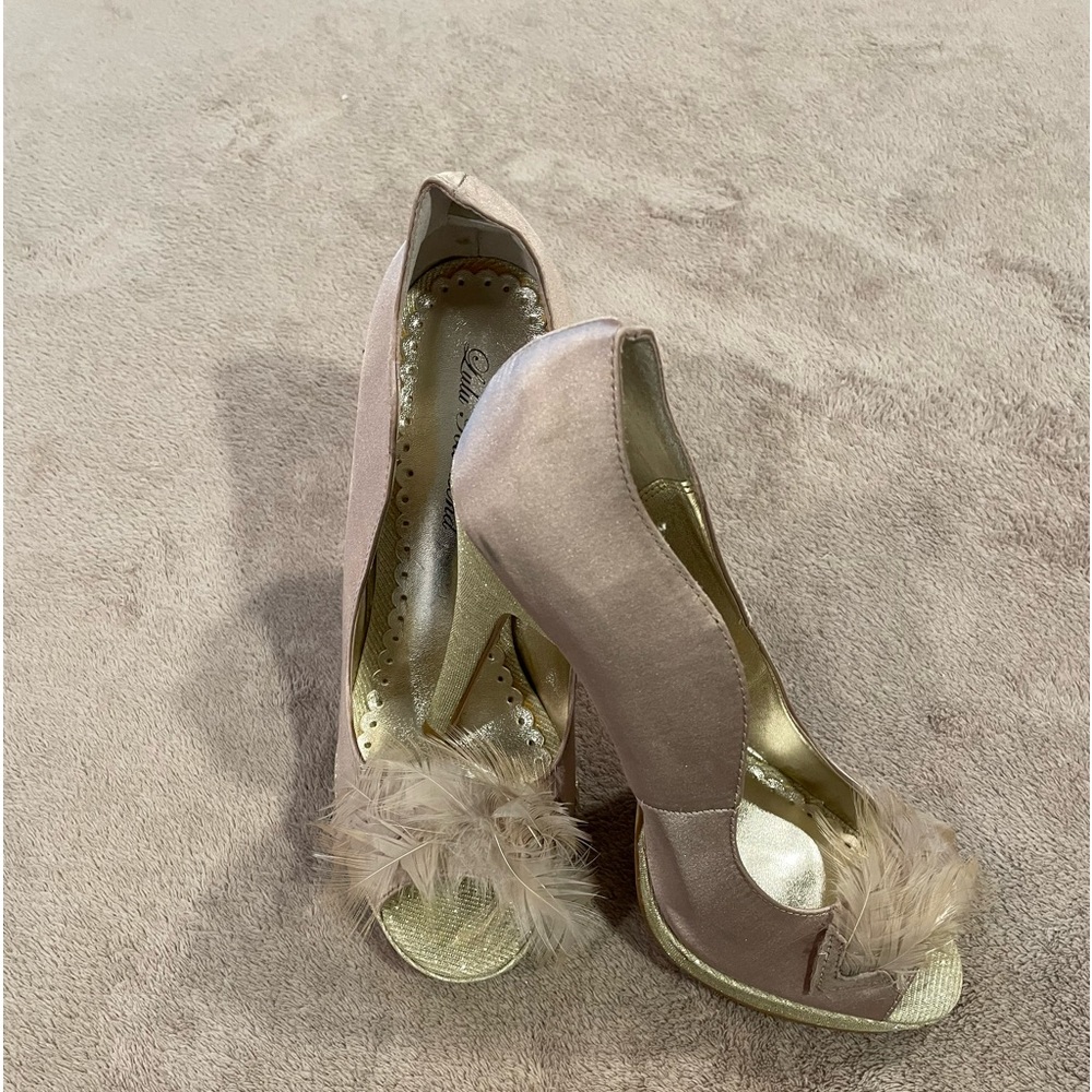 Nude heels with feathers on the toe